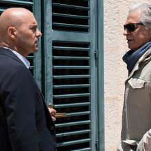 Il commissario Montalbano: Fabrizio Bentivoglio e Luca Zingaretti nell'episodio 'La giostra degli scambi'