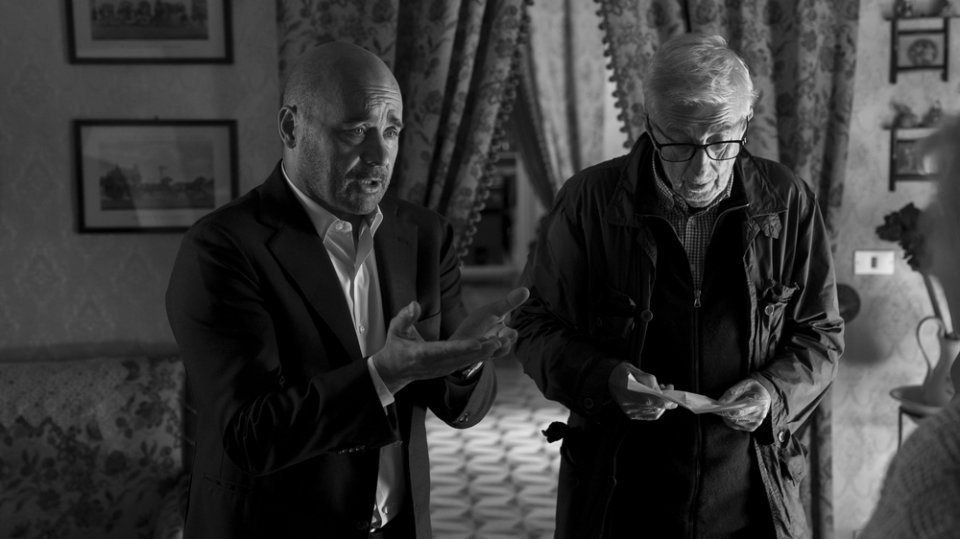 Il commissario Montalbano: Alberto Sironi con Luca Zingaretti sul set dell'episodio 'La giostra degli scambi'