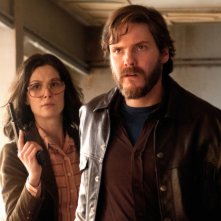 7 Days in Entebbe: Rosamund Pike e Daniel Brühl in un momento del film