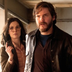 7 Days in Entebbe: Rosamund Pike e Daniel Brühl in un momento del film