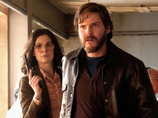 7 Days in Entebbe: Rosamund Pike e Daniel Brühl in un momento del film