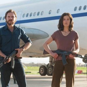 7 Days in Entebbe: Rosamund Pike e Daniel Brühl in una scena del film