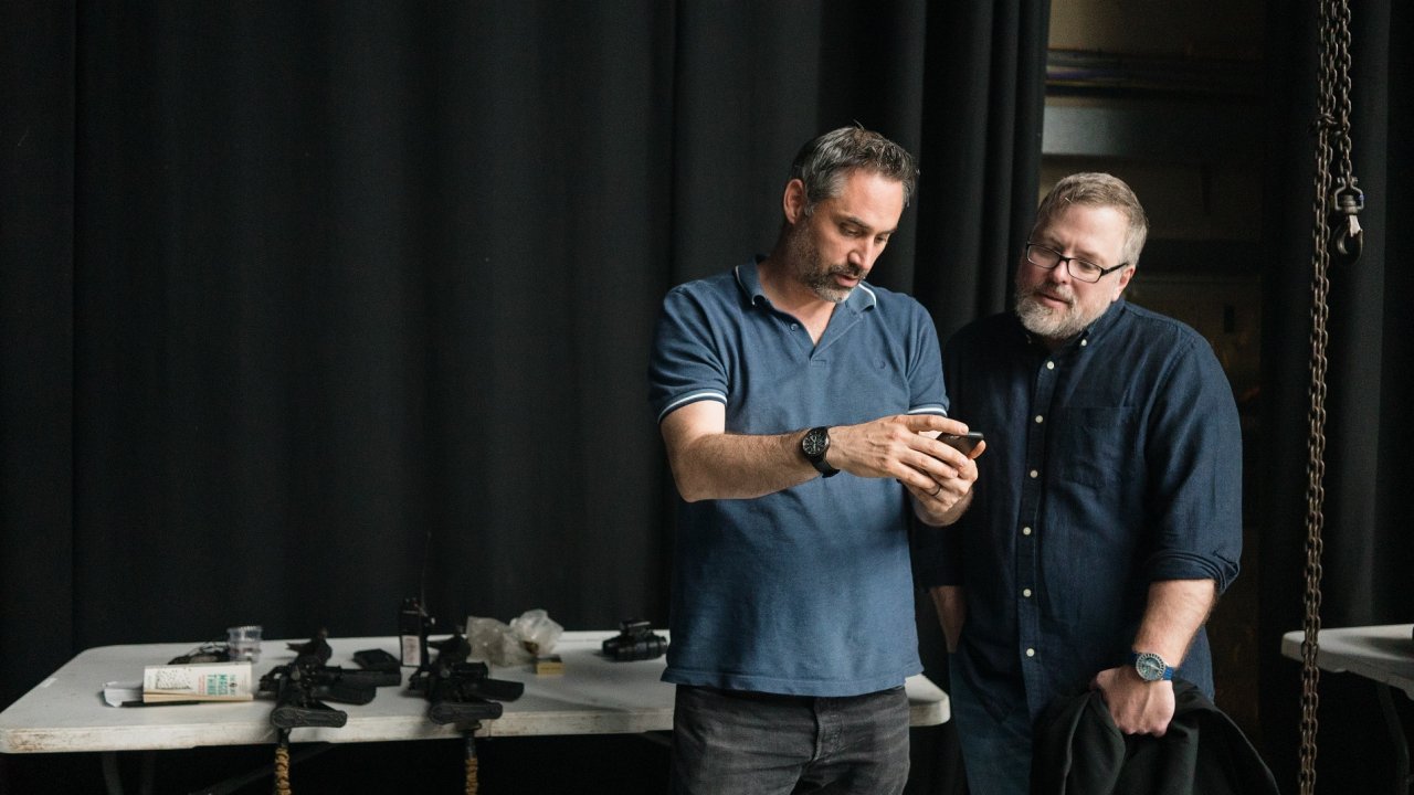 Alex Garland sul set.