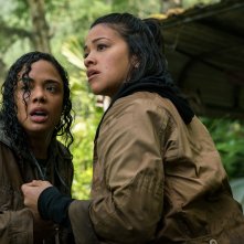 Annientamento: Gina Rodriguez e Tuva Novotny in una scena