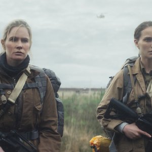 Annientamento: Natalie Portman e Jennifer Jason Leigh in una scena del film