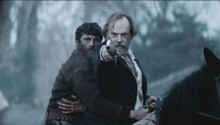 Black 47: James Frecheville e Hugo Weaving in una scena del film