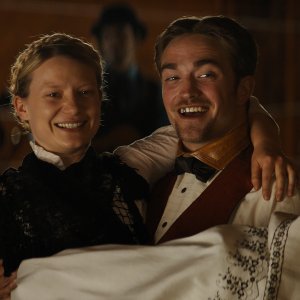 Damsel: Robert Pattinson e Mia Wasikowska in una scena del film