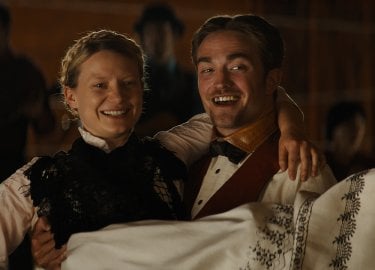 Damsel: Robert Pattinson e Mia Wasikowska in una scena del film