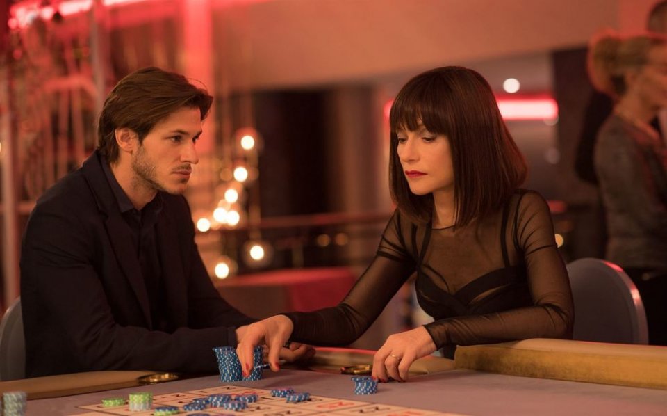 Eva: Gaspard Ulliel e Isabelle Huppert in un'immagine del film