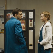 Un valzer tra gli scaffali: Sandra Hüller e Franz Rogowski in un'immagine del film