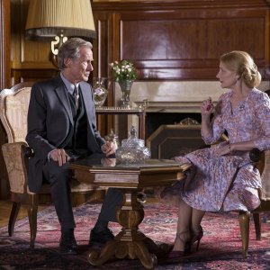 The Bookshop: Patricia Clarkson ed Bill Nighy in una scena del film