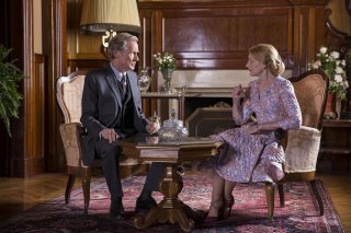 The Bookshop: Patricia Clarkson ed Bill Nighy in una scena del film