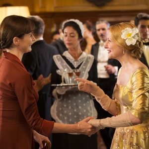 The Bookshop: Patricia Clarkson ed Emily Mortimer in una scena del film