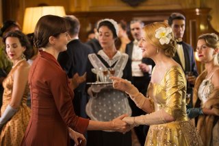 The Bookshop: Patricia Clarkson ed Emily Mortimer in una scena del film