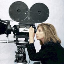 Barbra Streisand davanti alla macchina da presa in un'immagine promozionale