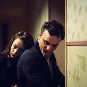Transit: Paula Beer e Franz Rogowski in una scena del film