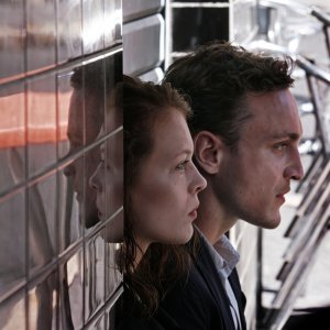 Transit: Paula Beer e Franz Rogowski in un momento del film