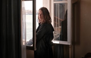 Transit: Paula Beer in una scena del film