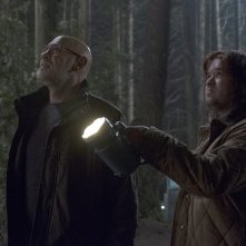 X-Files: Haley Joel Osment insieme a Mitch Pileggi in una scena dell'episodio Kitten