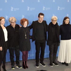 Berlino 2018: i giurati Adele Romanski, Tom Tykwer, Stephanie Zacharek, Chema Prado, Cécile de France, Ryūichi Sakamoto al photocall