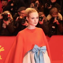 Berlino 2018: uno scatto di Elle Fanning sul red carpet di apertura