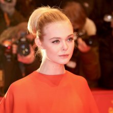 Berlino 2018: Elle Fanning sul red carpet di apertura
