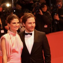 Berlino 2018: Daniel Brühl sul red carpet di apertura
