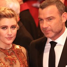 Berlino 2018: Liev Schreiber e Greta Gerwig sul red carpet di apertura