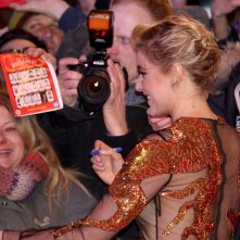 Berlino 2018: Greta Gerwig firma autografi sul red carpet di apertura