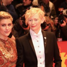 Berlino 2018: Greta Gerwig e Tilda Swinton sul red carpet di apertura