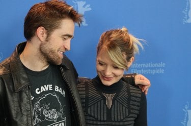 Berlino 2018:Mia Wasikowska e Robert Pattinson al photocall di Damsel