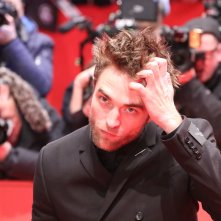 Berlino 2018: Mia Wasikowska posa sul red carpet di Damsel