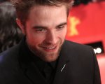 Berlino 2018: Robert Pattinson e Mia Wasikowska, delirio di fan sul red carpet 