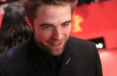 Berlino 2018: Robert Pattinson durante le interviste sul red carpet di Damsel