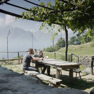 La terra buona: Fabrizio Ferracane e Christian Di Sante in una scena del film