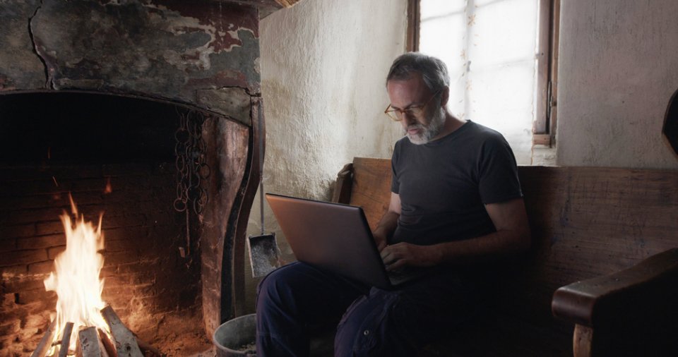 La terra buona: Fabrizio Ferracane in una scena del film