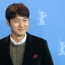 Berlino 2018: uno scatto di Lee Sung-jae al photocall di Human, Space, Time and Human 