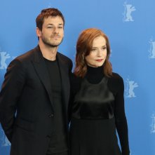 Berlino 2018: uno scatto di Isabelle Huppert e Gaspard Ulliel al photocall di Eva
