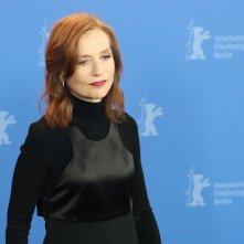Berlino 2018: l'affascinante Isabelle Huppert al photocall di Eva