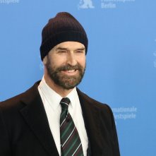 Berlino 2018: un sorridente Rupert Everett al photocall di The Happy Prince