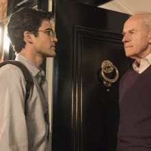 American Crime Story: Darren Criss e Mike Farrell in una scena dell'episodio A Random Killing