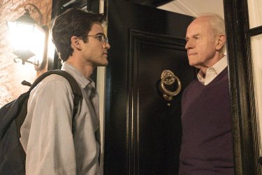 American Crime Story: Darren Criss e Mike Farrell in una scena dell'episodio A Random Killing