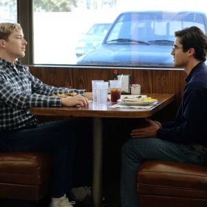 American Crime Story: Darren Criss insieme a Cody Fern nell'episodio House by the Lake