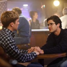 American Crime Story: Darren Criss e Cody Fern in una scena dell'episodio House by the Lake