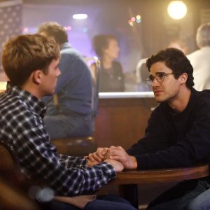 American Crime Story: Darren Criss e Cody Fern in una scena dell'episodio House by the Lake