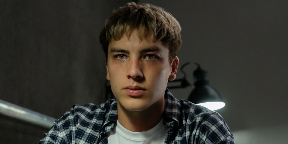 American Crime Story: Cody Fern in una scena dell'episodio House by the Lake