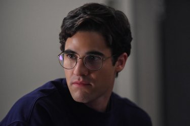 American Crime Story: un primo piano di Darren Criss nell'episodio House by the Lake