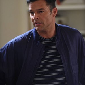 American Crime Story: Ricky Martin in una scena dell'episodio Don't Ask, Don't Tell