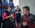 Deapool, cuore d'oro: Ryan Reynols accoglie bambini malati sul set