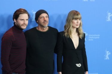 Berlino: uno scatto di Daniel Brühl e Rosamund Pike al photocall di 7 Days in Entebbe